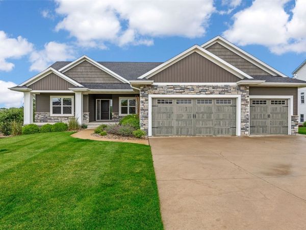 3004 Forrest Meadow Lane, Hiawatha, IA 52233