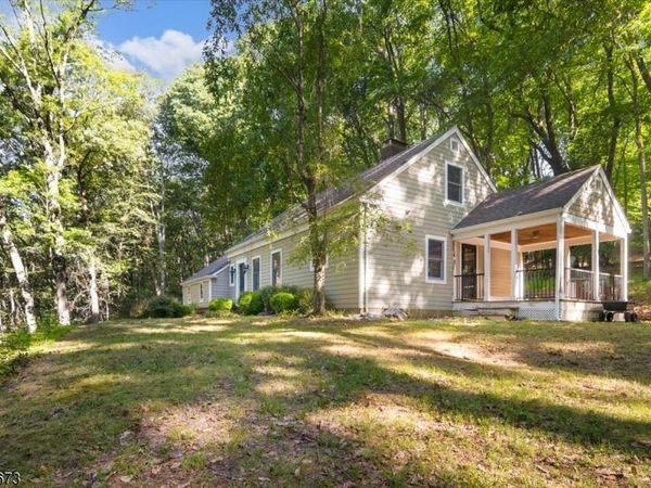 15 Burrell Rd, Tewksbury, NJ 08833