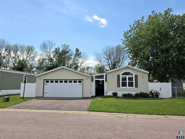 503 N Redbird Pl, Sioux Falls, SD 57107