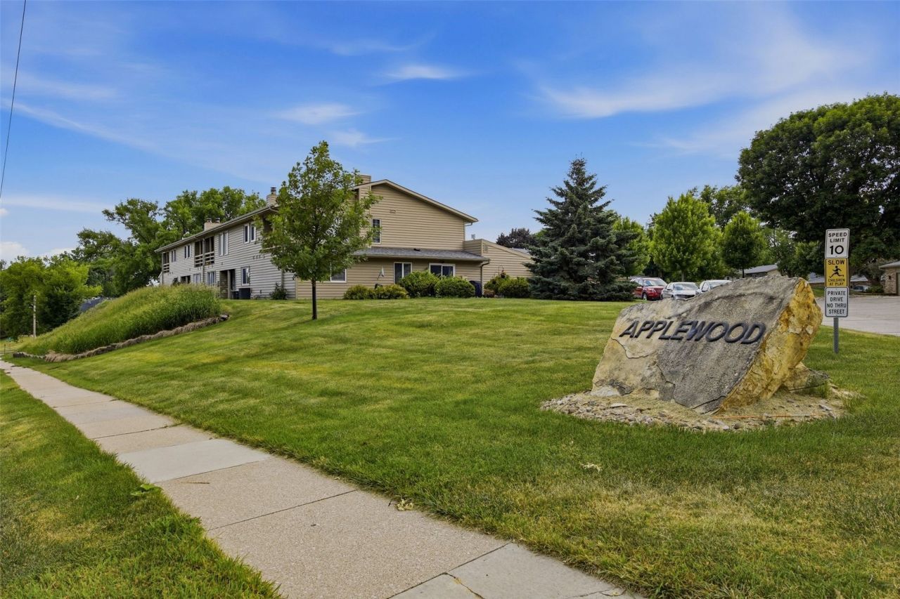 1726 Applewood Place Ne, Cedar Rapids, IA 52402 Main Photo