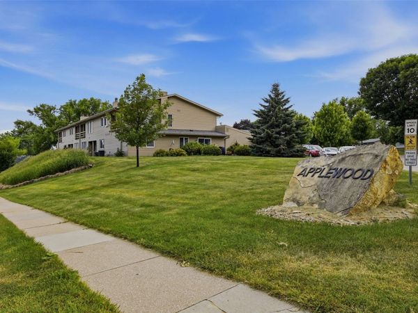 1726 Applewood Place NE, Cedar Rapids, IA 52402