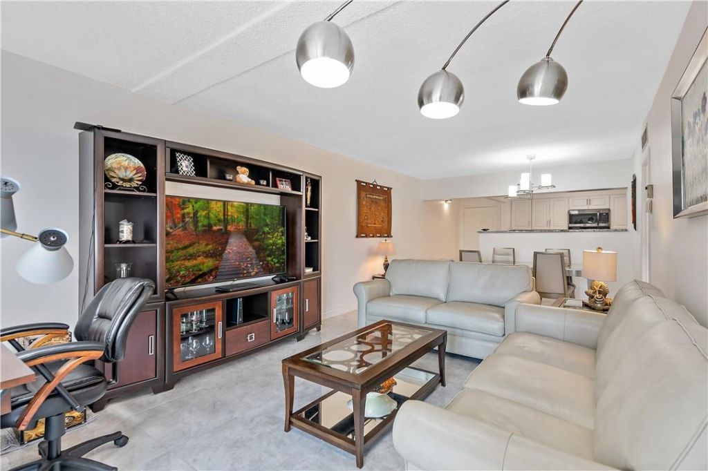95 N Birch Road, Unit 405, Fort Lauderdale, FL 33304 Photo