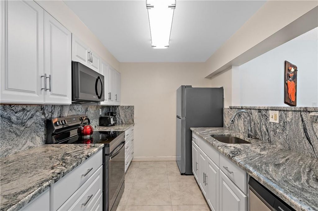 95 N Birch Road, Unit 405, Fort Lauderdale, FL 33304 Photo