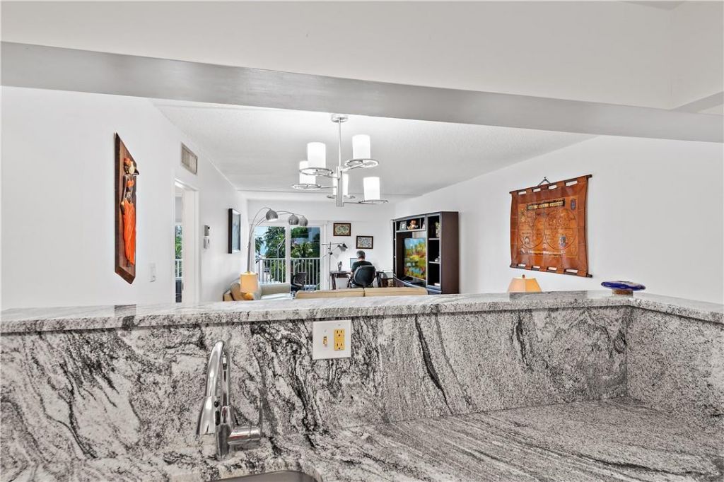 95 N Birch Road, Unit 405, Fort Lauderdale, FL 33304 Photo