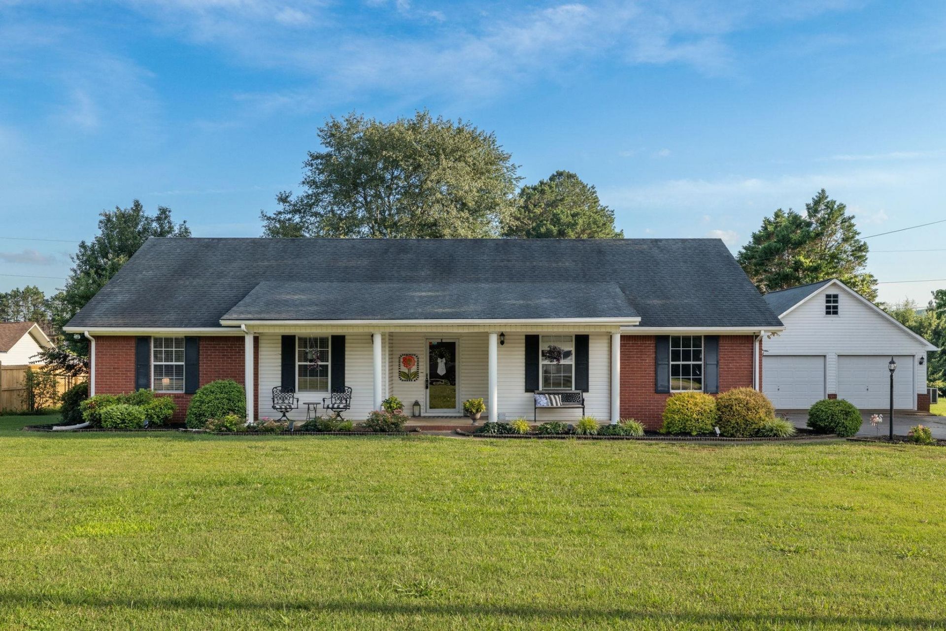 690 Cedar Hill Ln, Tuscumbia, AL 35674 Main Photo