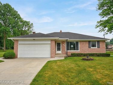 1333 Hidden Oaks Court, Flint Twp, MI 48507