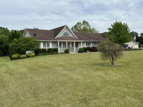 8651 Fieldstone Ct, Burlington, WI 53105