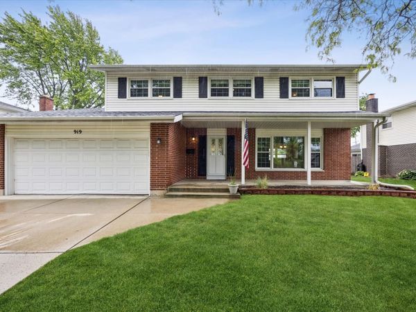 919 E Ironwood Drive , Mount Prospect, IL 60056