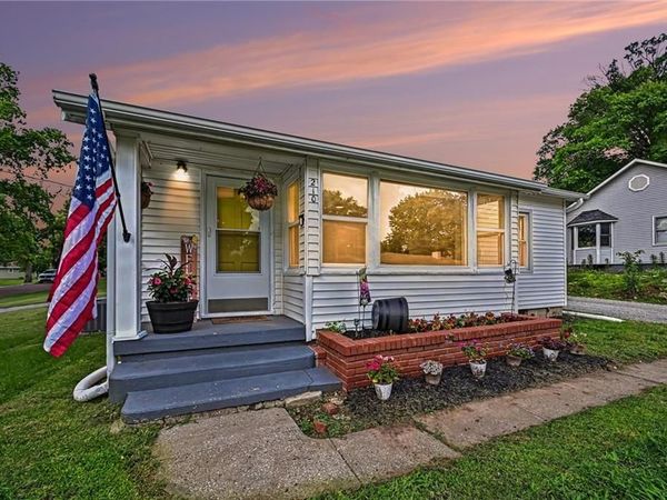 210 Dewey Avenue, Gower, MO 64454