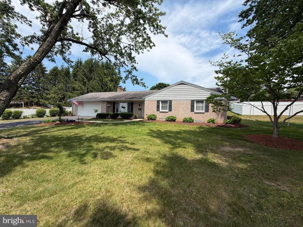 388 CHESTNUT STREET , HAMBURG, PA 19526
