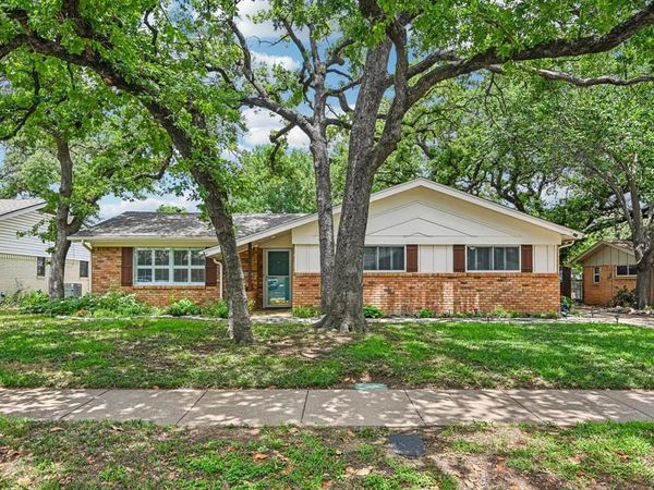 724 Bedford Court W, Hurst, TX 76053
