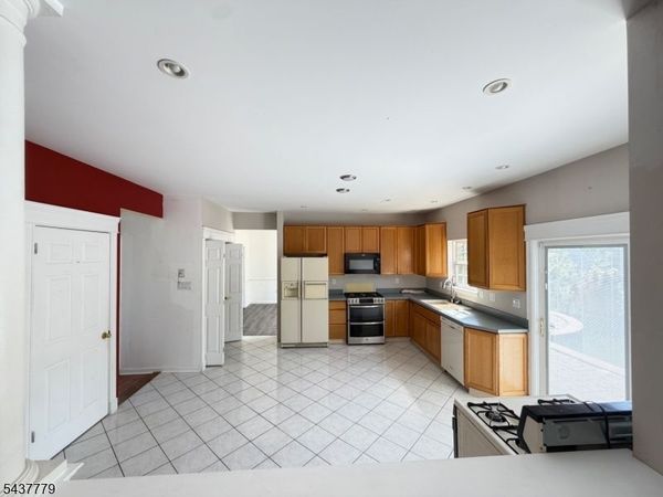 373 Stonehenge Dr, Lopatcong, NJ 08865