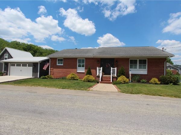 301 W Loyalhanna St , Ligonier, PA 15658