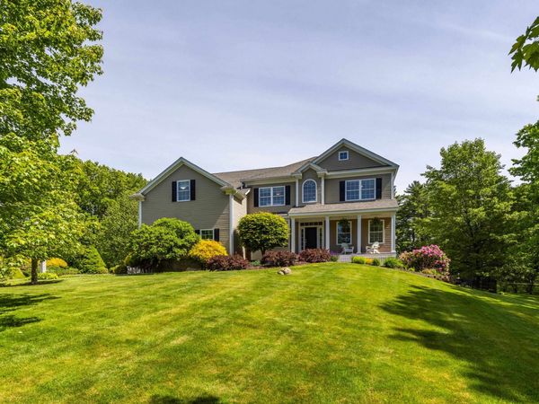 8 Heron Way, Stratham, NH 03885