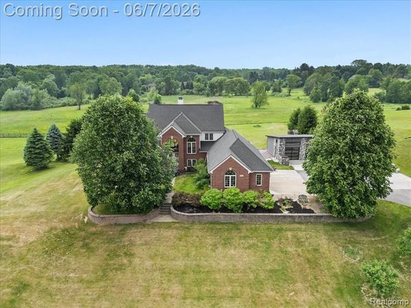 2160 W Buell Road, Oakland Twp, MI 48363