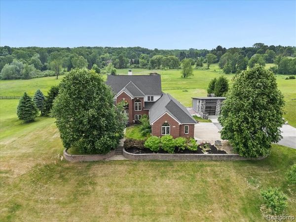 2160 W Buell Road, Oakland Twp, MI 48363