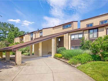 186 Court Drive, Unit 105, Fairlawn, OH 44333