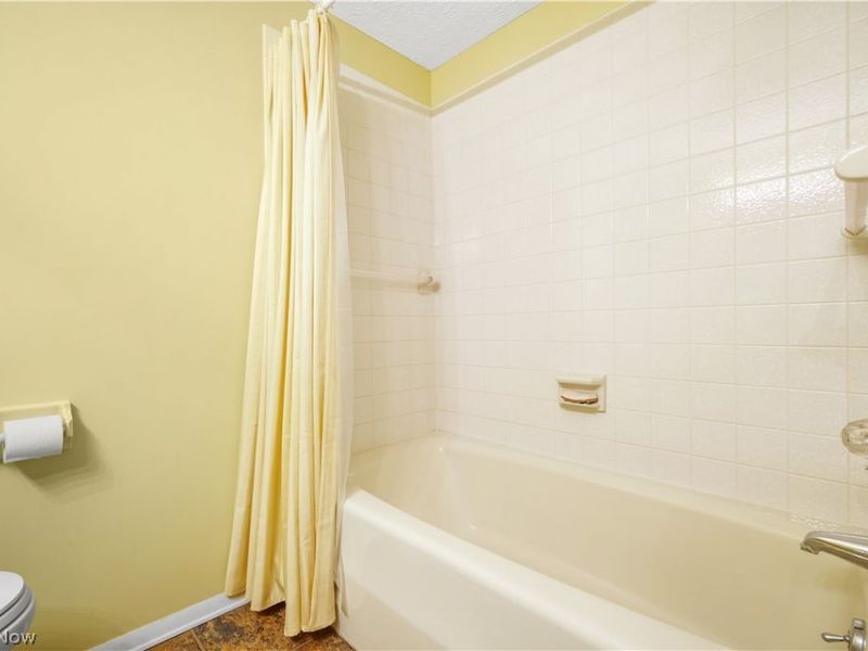 186 Court Drive , Unit 105, Fairlawn, OH 44333 Photo 14