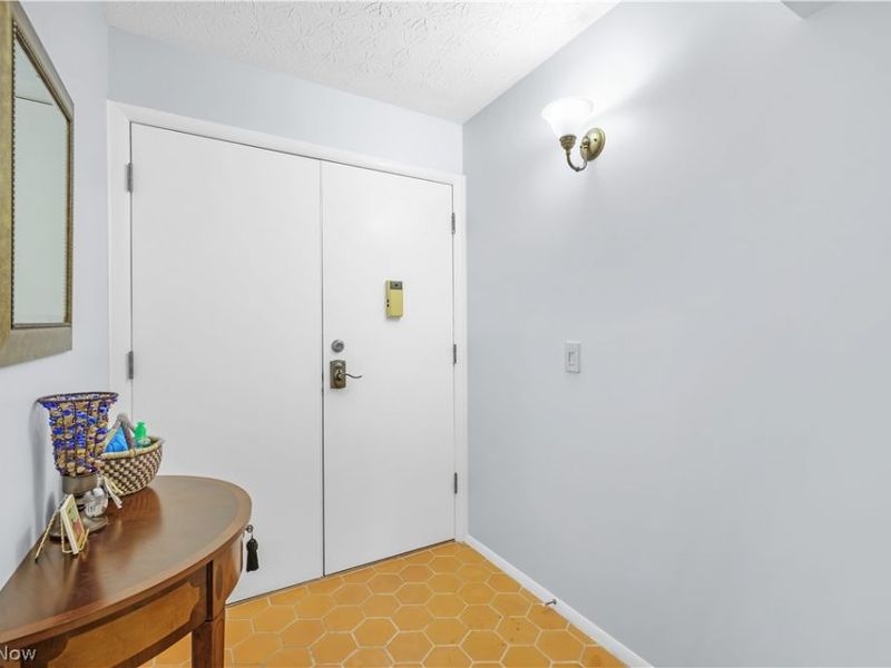 186 Court Drive , Unit 105, Fairlawn, OH 44333 Photo 2