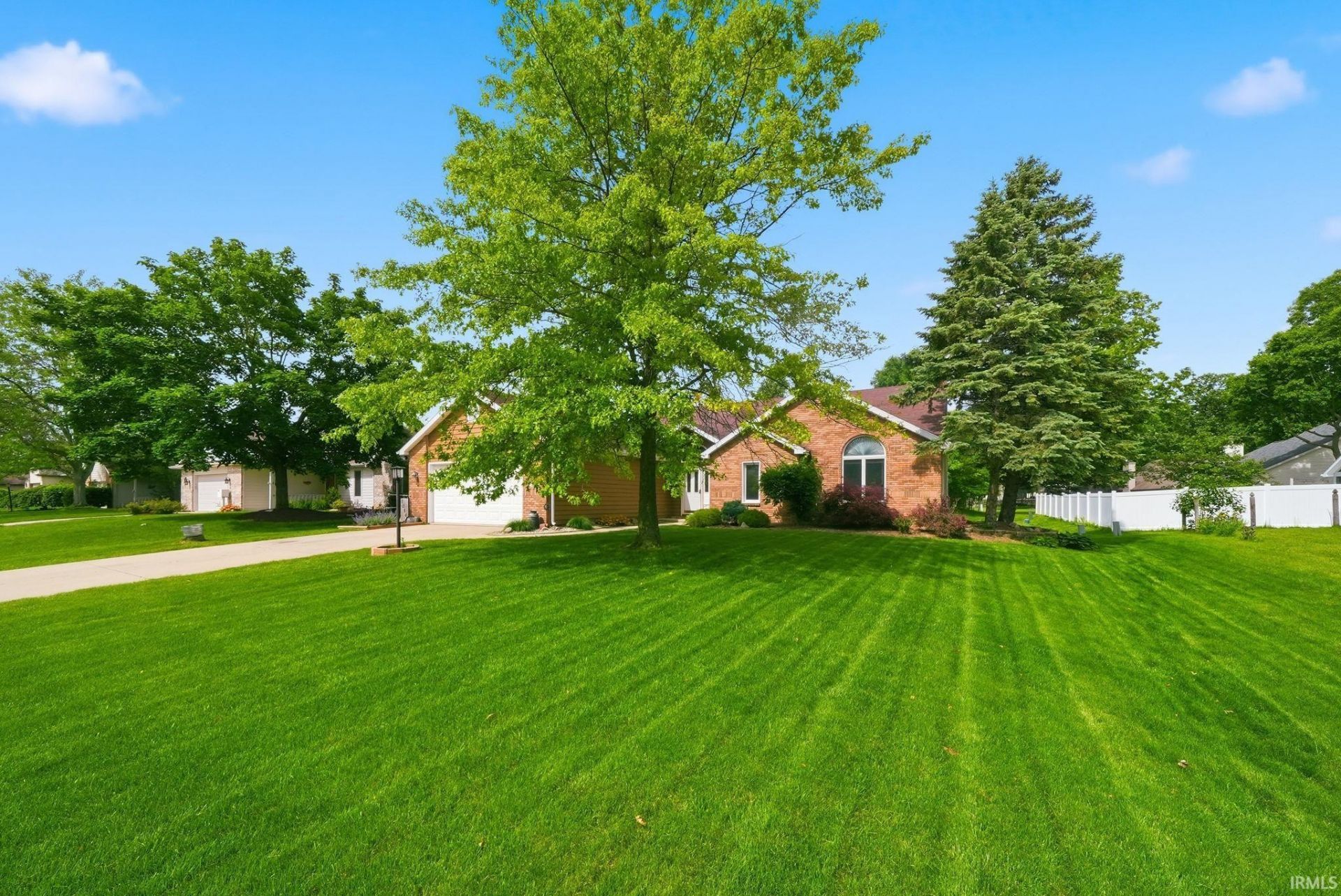 2204 Cedarwood Way, Fort Wayne, IN 46804 Main Photo