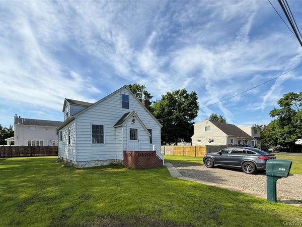 1599 3rd Street , West Babylon, NY 11704