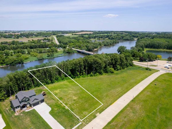 118 Deerfield Circle , Waverly, IA 50677