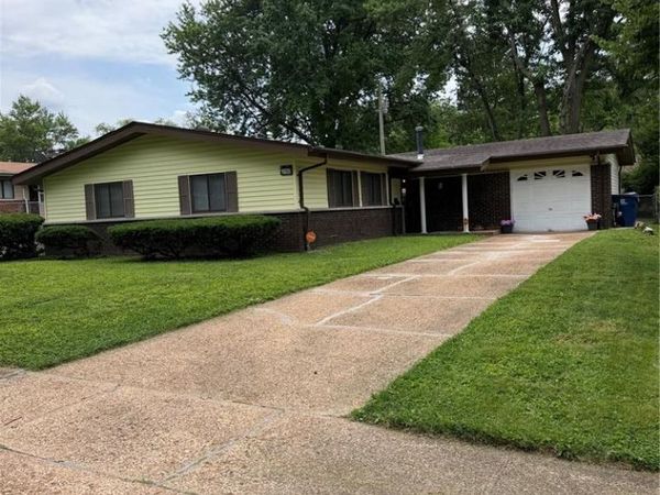 3160 Newgate Drive , Florissant, MO 63033