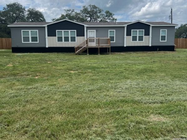112 County Road 158, Floresville, TX 78114