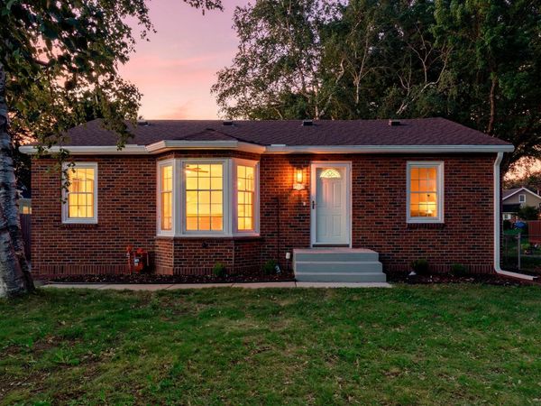 741 Roselawn Avenue E, Maplewood, MN 55117