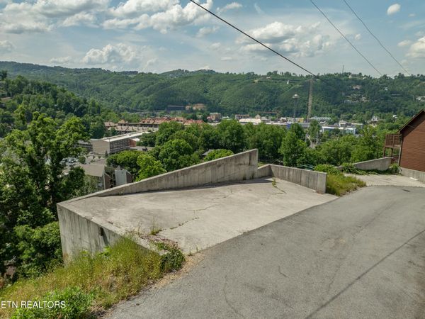 748 Widows Knob Rd, Gatlinburg, TN 37738
