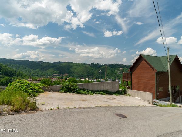 744 Widows Knob Rd, Gatlinburg, TN 37738