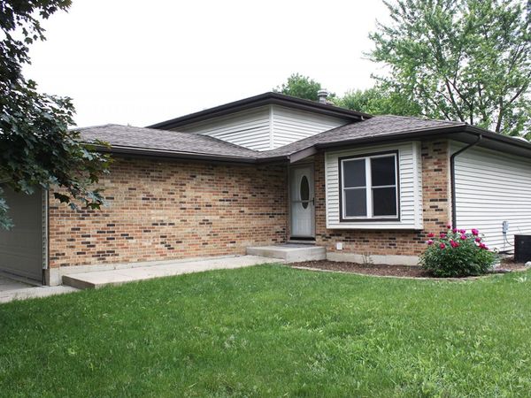 826 River Drive , Carol Stream, IL 60188
