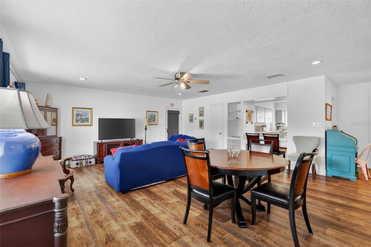 1012 S Baker Street , Mount Dora, FL 32757 Photo