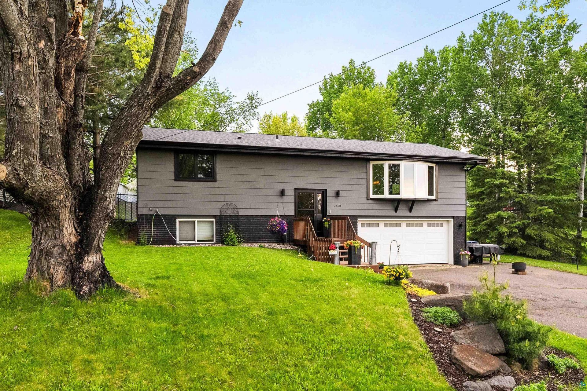 2401 W 23rd St, Duluth, MN 55811 Main Photo