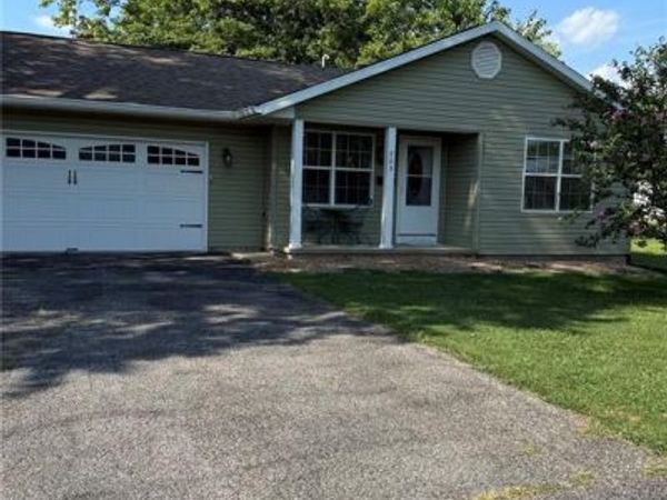 705 E Washington Avenue, Greenville, IL 62246
