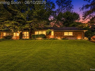 3887 Stonecrest Road, West Bloomfield Twp, MI 48322