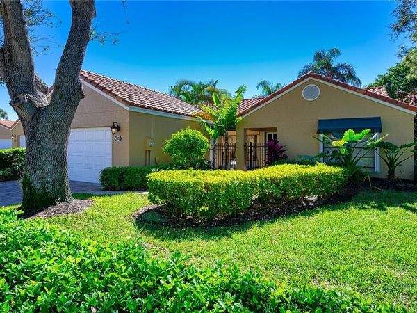 772 Reef Point CIR, Unit 55, NAPLES, FL 34108