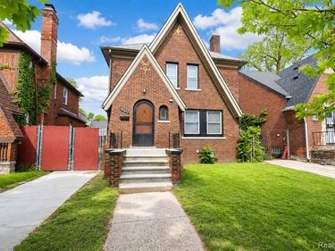 18613 Santa Rosa Drive, Detroit, MI 48221