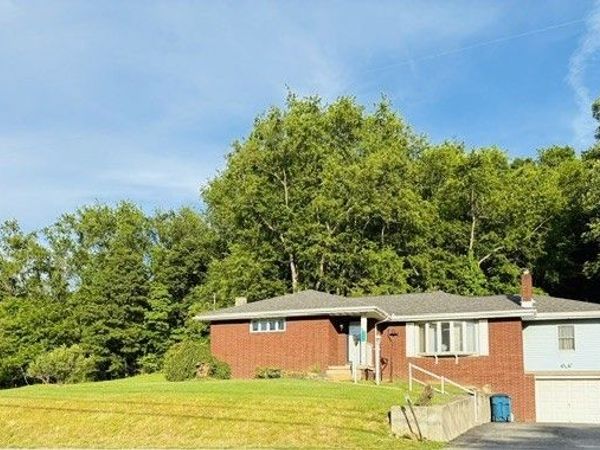 2434 Racetrack Rd , New Stanton, PA 15672