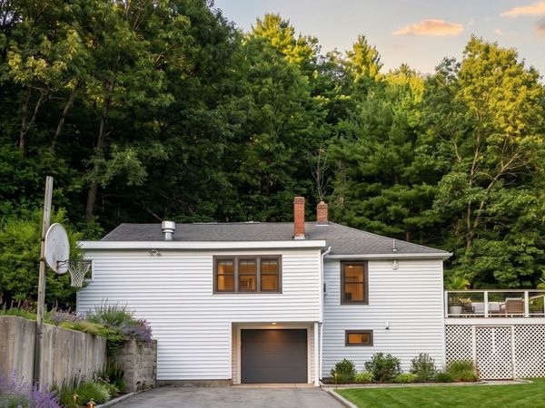 27 High St, Sturbridge, MA 01518