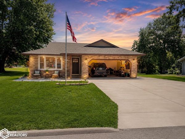 903 E Monroe Street, Mount Ayr, IA 50854