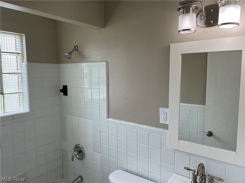 390 E 210th Street, Euclid, OH 44123 Photo 4