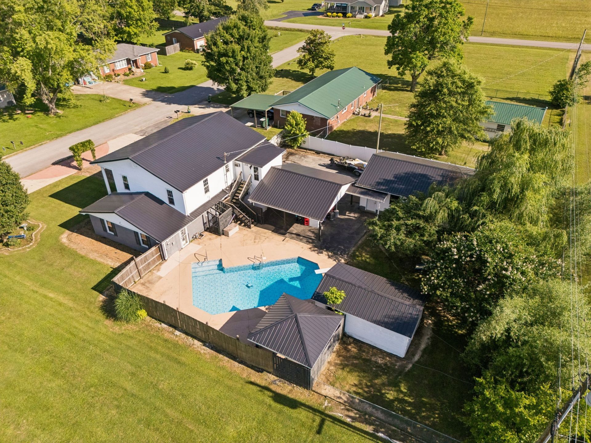 312 Hinson St , Hohenwald, TN 38462 Main Photo