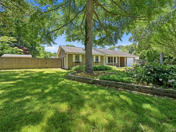 10 Twin Pine Lane, Center Moriches, NY 11934