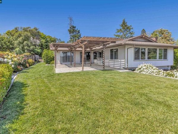 770 Crossbrook Dr , Moraga, CA 94556