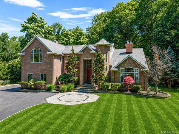 589 Landing Avenue, Smithtown, NY 11787