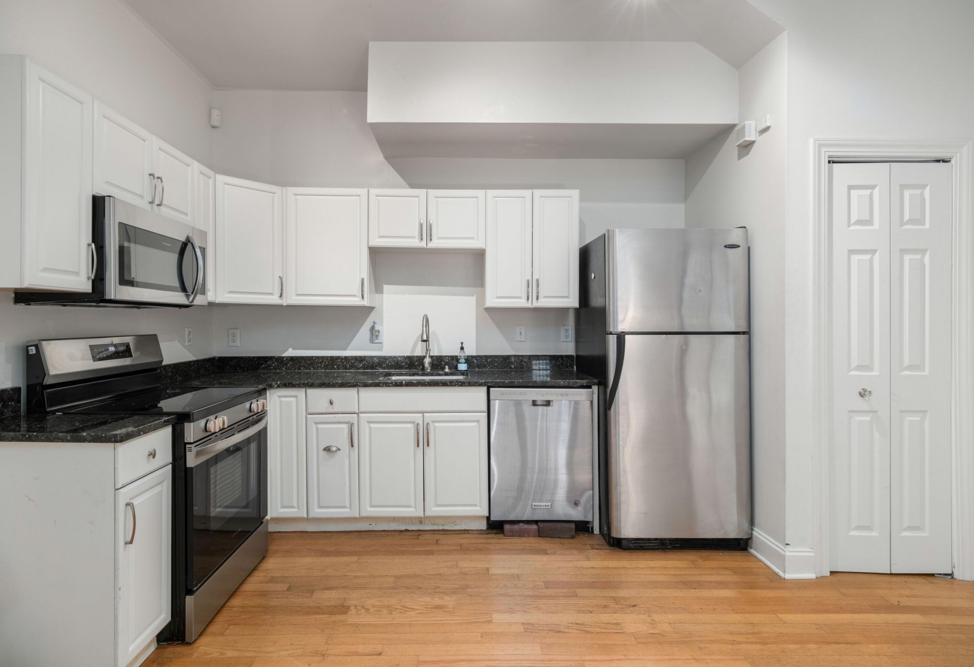 348 King Street Photo 9