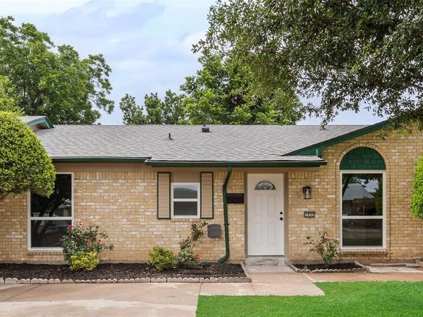 1032 Pleasant Valley Lane, Arlington, TX 76015
