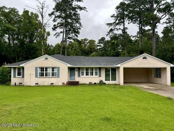 2 E Segrest Avenue, Bay Springs, MS 39422