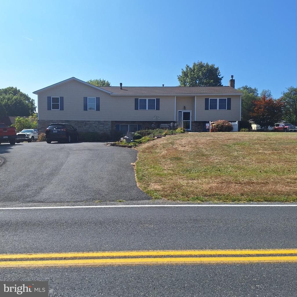 1861 W LISBURN ROAD W , CARLISLE, PA 17015